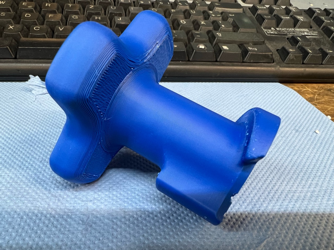 Eine blaue, individuell geformte 3D-Druckarbeit für einen Kunden